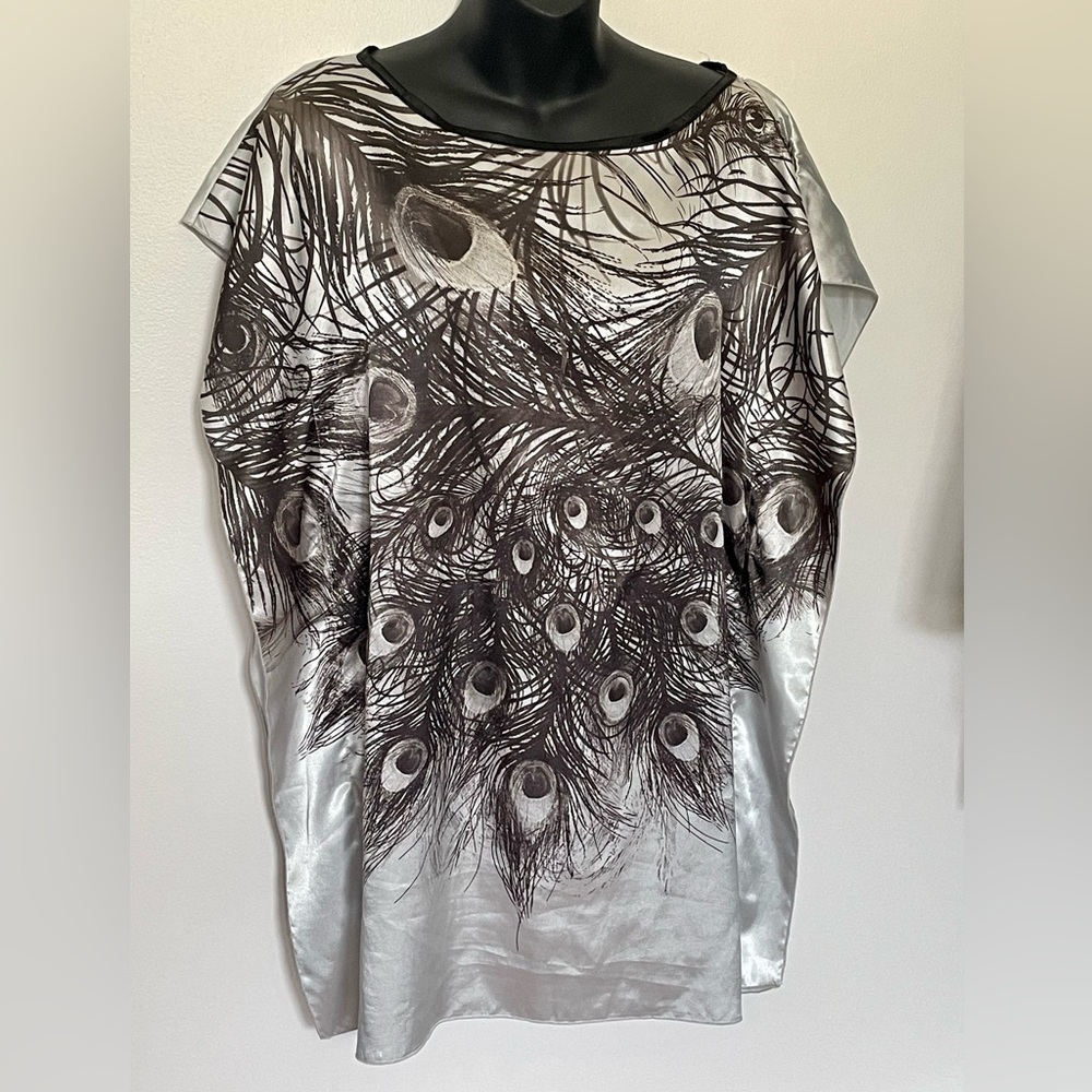 💕 HP 💕 - Long peacock print top